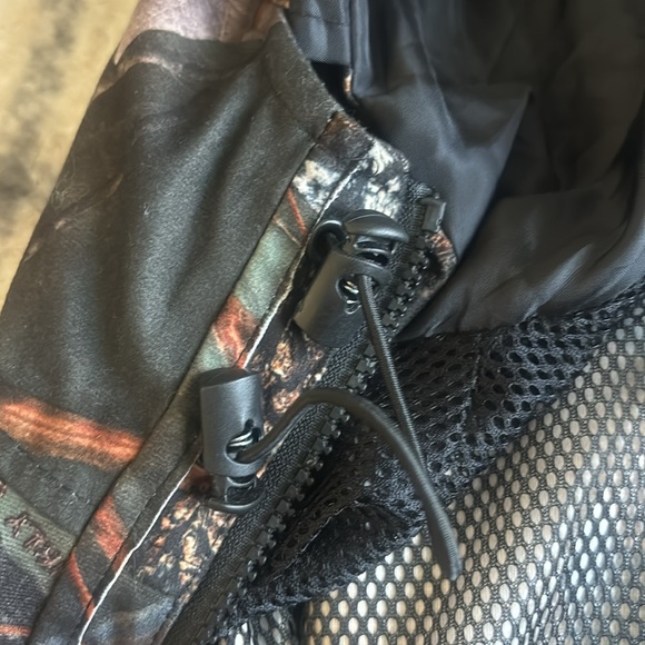 Lightweight camo jacket. Size medium. - Picture 8 of 10